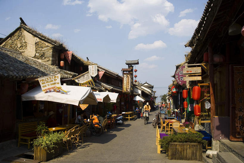 东方人,家,商店,坐,横图,室外,白天,侧面,度假,美景,餐桌,桌子,城市风光,城市,道路,路,椅子,大理,中国,亚洲,许多,行人,游客,游人,阴影,服装,光线,瓦片,影子,房屋,屋檐,屋子,景观,小路,交通,很多,许多人,休闲装,黄种人,娱乐,商铺,楼房,云南,檐,路人,旅客,住宅,排列,衣服,白色,天空,阳光,天,一群人,享受,休闲,休闲服,景色,放松,服饰,餐台,东亚,云南省,中华人民共和国,西南地区,滇,大理州,大理白族自治州,市肆,商号,摆列,雨篷,过客,男人,男性,年轻男性,年轻女性,女人,女性,亚洲人,坐着,彩图,全身,房子,店铺,布列,分列