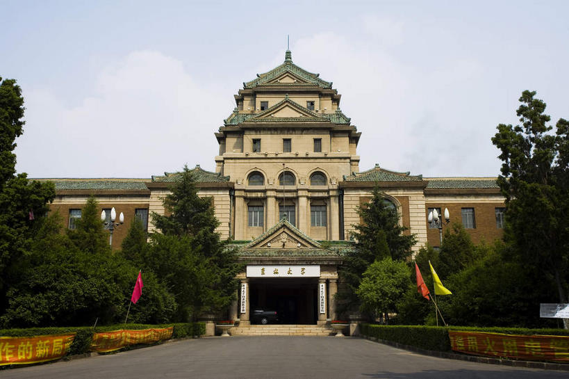 无人,学校,教学楼,横图,室外,白天,仰视,旅游,度假,植物,窗户,门,标志建筑,道路,地标,建筑,路,中国,亚洲,一排,许多,阴影,整齐,并列,并排,光线,影子,屋顶,云,云朵,小路,交通,很多,云彩,顶棚,娱乐,建设,校园,玻璃窗,树,树木,排列,蓝色,绿色,白云,蓝天,天空,阳光,自然,门框,天,享受,休闲,教室,旅游胜地,放松,生长,晴朗,成长,队列,平行,东亚,吉林,吉林省,长春,长春市,中华人民共和国,省会,东北地区,吉,晴空,彩图,低角度拍摄,教学大楼,吉林大学