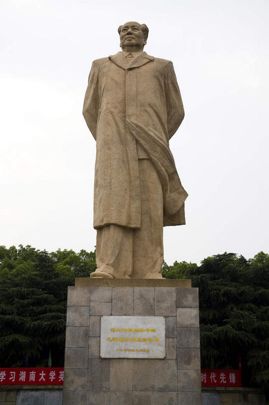东方人,一个人,无人,站,竖图,室外,白天,仰视,旅游,度假,植物,标志建筑,地标,建筑,雕塑,中国,亚洲,仅一个男性,仅一个人,一排,服装,艺术,整齐,装饰,并列,并排,毛泽东,标志,雕刻,雕像,文字,字符,乌云,云,阴天,云朵,风衣,云彩,黄种人,娱乐,标识,建设,外套,树,树木,排列,一个,衣服,绿色,天空,自然,工艺品,天,站着,仅一个老年男性,享受,休闲,汉字,旅游胜地,放松,服饰,主席,生长,单个,成长,纪念,美术,领导,昏暗,衣着,阴沉,穿着,队列,中文,主题,平行,陈列,毛主席,东亚,背手,湖南,湖南省,中华人民共和国,省会,功能,美学,国文,华文,华中地区,长沙,长沙市,湘,二十八画生,润之,诗人,石三伢子,咏芝,革命家,理论家,首脑,战略家,衣饰,老年男性,男人,男性,亚洲人,站立,彩图,低角度拍摄,全身,长沙芙蓉广场