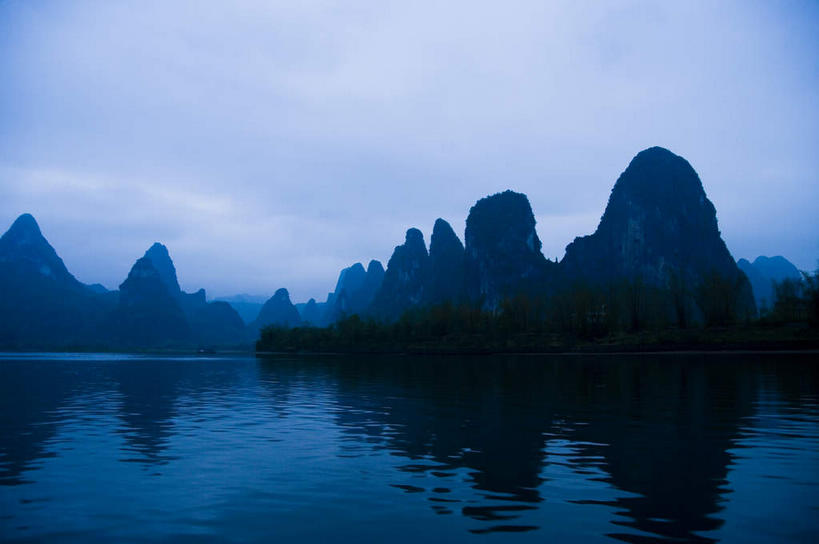 无人,横图,室外,白天,正面,旅游,度假,河流,石头,美景,日落,山,山脉,水,峡谷,桂林,中国,亚洲,石子,河水,景观,山峰,水流,晚霞,霞光,落日,山谷,山峦,背光,娱乐,倒影,自然,黄昏,群山,享受,休闲,景色,彩霞,放松,广西,倒映,岩层,自然风光,逆光,东亚,漓江,阳朔,广西壮族自治区,中华人民共和国,桂林市,桂,华南地区,夕照,反照,薄暮,阳朔县,兴坪,兴坪镇,石块,岩石,夕阳,彩图,傍晚,斜阳,阳朔相公山