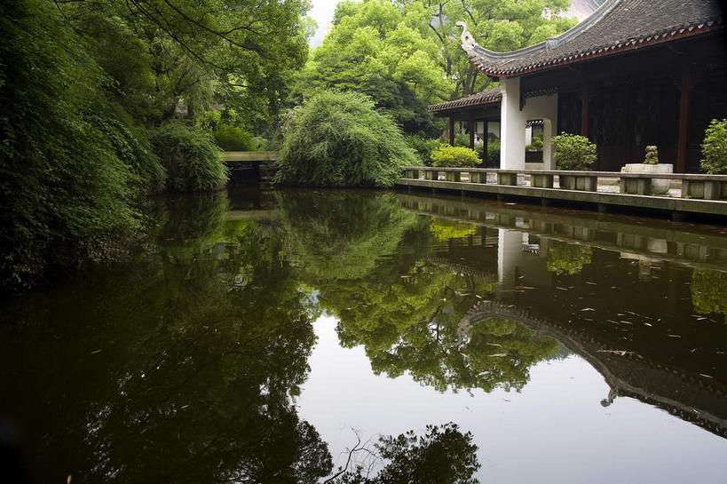 无人,学校,教学楼,家,栏杆,横图,室外,白天,正面,旅游,度假,湖,湖泊,名胜古迹,水,植物,标志建筑,地标,建筑,中国,亚洲,阴影,遗迹,光线,瓦片,影子,房屋,屋顶,屋檐,屋子,湖面,水流,水面,围栏,顶棚,古迹,文物,娱乐,建设,古建筑,校园,护栏,楼房,檐,住宅,树,树木,绿色,倒影,阳光,自然,湖水,享受,休闲,教室,旅游胜地,放松,生长,成长,倒映,古文明,东亚,湖南,湖南省,中华人民共和国,省会,华中地区,长沙,长沙市,湘,反照,彩图,房子,教学大楼,岳麓山,岳麓山风景名胜区,岳麓书院,飞檐