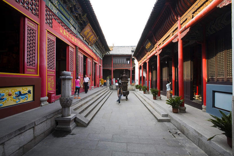 无人,寺庙,横图,室外,白天,正面,旅游,度假,名胜古迹,植物,楼梯,门,标志建筑,道路,地标,建筑,路,武汉,中国,亚洲,阴影,节日,遗迹,光线,盆栽,香炉,影子,柱子,阶梯,小路,盆景,交通,燃烧,古迹,文化,文物,娱乐,建设,古建筑,台阶,一个,红色,绿色,天空,阳光,自然,香火,门框,庙宇,天,祈祷,享受,休闲,健康,旅游胜地,放松,许愿,宗教,信仰,生长,单个,成长,纪念,祈求,祭奠,祭祀,祭坛,古文明,东亚,湖北,湖北省,武汉市,归元寺,汉阳,中华人民共和国,省会,华中地区,鄂,敬拜,平安,彩图,庙,寺,归元禅寺,汉阳区