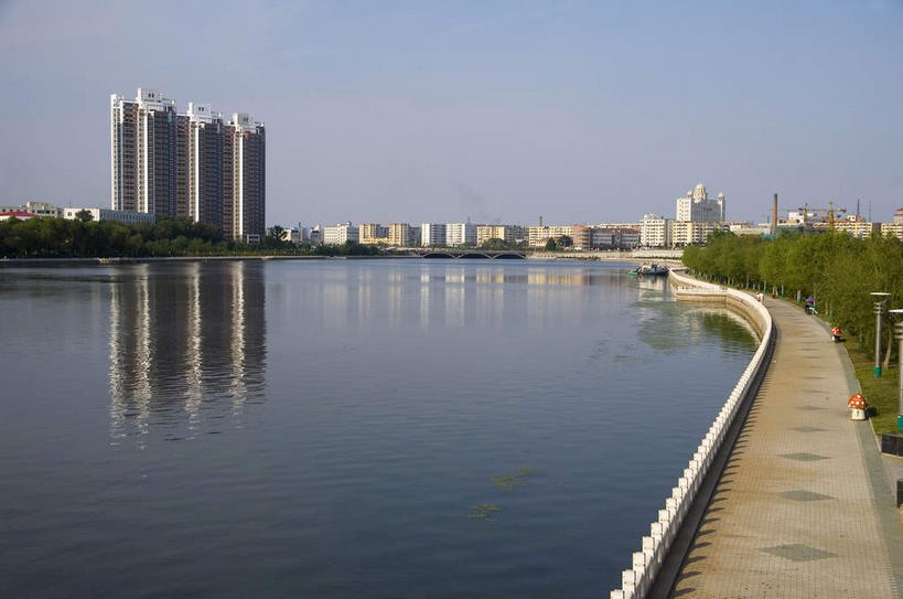 无人,家,高楼大厦,栏杆,横图,室外,白天,正面,度假,河流,美景,水,植物,城市风光,城市,大厦,道路,建筑,路,摩天大楼,中国,亚洲,阴影,曲折,弯曲,光线,影子,房屋,屋子,河水,景观,水流,云,云朵,围栏,小路,交通,云彩,娱乐,护栏,楼房,住宅,树,树木,蓝色,绿色,白云,倒影,蓝天,天空,阳光,自然,天,享受,休闲,景色,放松,蜿蜒,生长,晴朗,成长,黑,倒映,东亚,黑龙江,黑龙江省,中华人民共和国,东北地区,牡丹江,牡丹江市,反照,晴空,彩图,房子,大楼,高层建筑,高楼,摩天楼