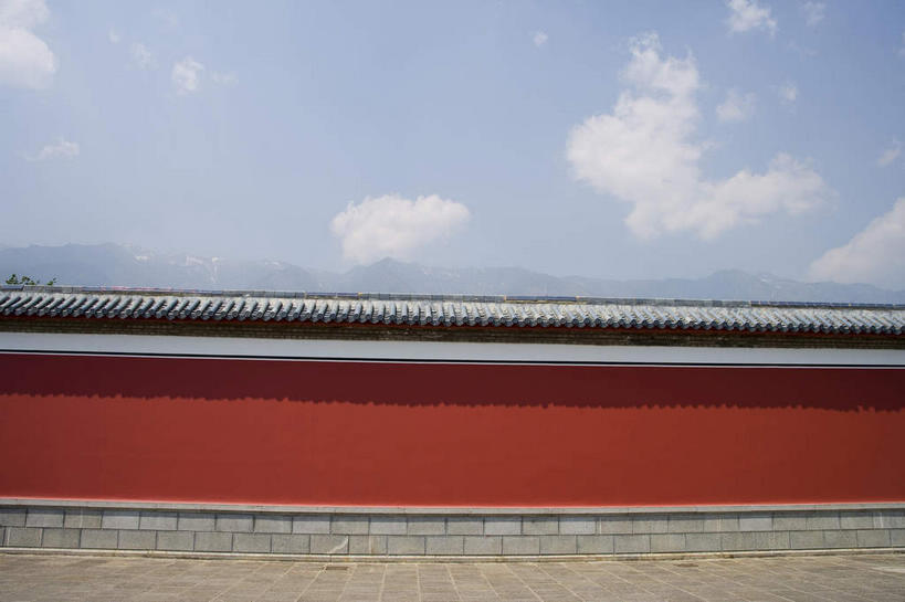 无人,宫殿,横图,室外,白天,正面,旅游,度假,名胜古迹,标志建筑,道路,地标,建筑,路,大理,中国,亚洲,阴影,遗迹,光线,瓦片,影子,墙,屋檐,云,云朵,小路,交通,云彩,古迹,文物,娱乐,建设,古建筑,云南,檐,墙壁,墙面,红色,蓝色,白云,蓝天,天空,阳光,天,享受,休闲,旅游胜地,放松,晴朗,宫廷,古文明,东亚,云南省,中华人民共和国,西南地区,滇,大理州,大理白族自治州,王宫,晴空,彩图,皇宫