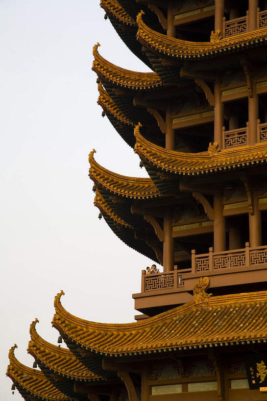 无人,家,栏杆,竖图,室外,白天,仰视,旅游,度假,标志建筑,地标,建筑,武汉,中国,亚洲,一排,许多,整齐,瓦片,柱子,房屋,屋檐,屋子,围栏,很多,娱乐,建设,护栏,楼房,檐,住宅,排列,天空,天,享受,休闲,金色,旅游胜地,放松,队列,东亚,湖北,湖北省,黄鹤楼,武昌区,武汉市,武昌,中华人民共和国,省会,华中地区,鄂,彩图,低角度拍摄,房子,黄鹄山,蛇山,飞檐
