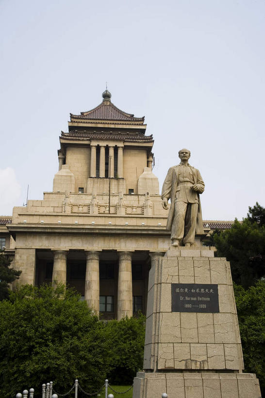 东方人,一个人,无人,学校,教学楼,站,竖图,室外,白天,仰视,旅游,度假,树林,植物,窗户,标志建筑,地标,建筑,雕塑,中国,亚洲,仅一个男性,仅一个人,仅一个中年男性,三根,一排,服装,艺术,整齐,装饰,标志,雕刻,雕像,文字,柱子,字符,墙,风衣,注视,黄种人,娱乐,标识,建设,外套,校园,玻璃窗,墙壁,墙面,树,树木,排列,衣服,绿色,天空,自然,工艺品,天,观察,看,站着,享受,休闲,教室,汉字,旅游胜地,放松,搭,服饰,生长,成长,观看,纪念,美术,察看,衣着,穿着,搭着,队列,关注,中文,主题,陈列,东亚,吉林,吉林省,长春,长春市,中华人民共和国,省会,功能,美学,国文,华文,东北地区,吉,衣饰,男人,男性,中年男性,亚洲人,站立,彩图,低角度拍摄,全身,教学大楼,吉林大学