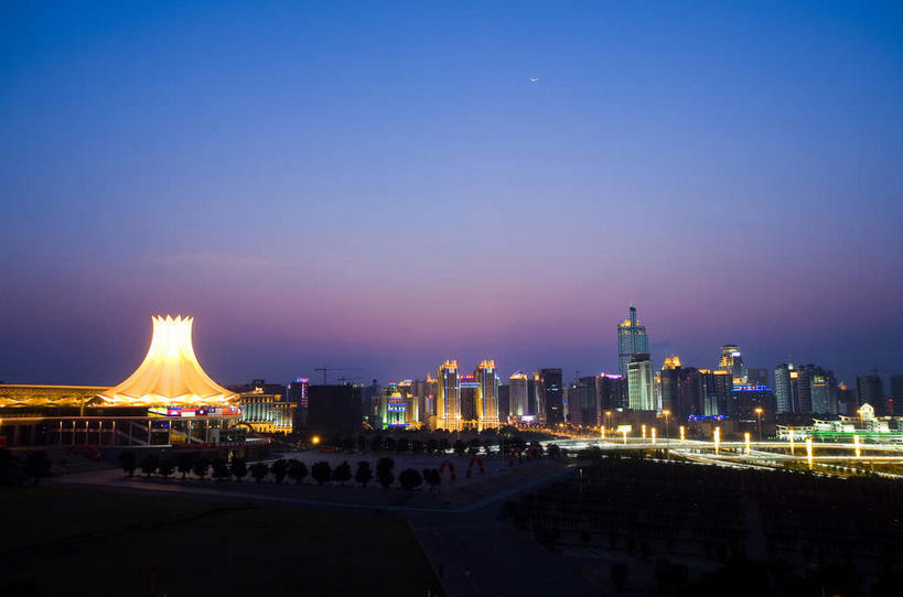 无人,家,高楼大厦,栏杆,横图,室外,夜晚,正面,旅游,度假,标志建筑,大厦,道路,地标,建筑,路,路灯,摩天大楼,夜景,公路,照明,中国,亚洲,一排,许多,阴影,曲折,弯曲,整齐,光线,影子,房屋,屋子,围栏,灯光,交通,很多,娱乐,建设,护栏,楼房,住宅,灯,排列,享受,休闲,旅游胜地,放松,蜿蜒,广西,照亮,照明设备,队列,东亚,南宁,广西壮族自治区,首府,中华人民共和国,桂,华南地区,南宁市,南宁国际会展中心,马路,彩图,房子,大楼,高层建筑,高楼,摩天楼