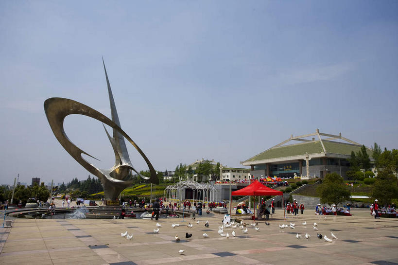 无人,家,横图,室外,白天,仰视,旅游,度假,植物,标志建筑,地标,建筑,雕塑,昆明,中国,亚洲,阴影,艺术,装饰,环绕,围绕,光线,雕刻,雕像,影子,房屋,屋子,云,云朵,云彩,环抱,娱乐,建设,楼房,云南,住宅,树,树木,一个,蓝色,绿色,白云,蓝天,天空,阳光,自然,工艺品,天,享受,休闲,旅游胜地,放松,生长,晴朗,单个,成长,纪念,美术,主题,陈列,昆明市,东亚,世博园,云南省,中华人民共和国,省会,西南地区,功能,美学,滇,萦绕,晴空,彩图,低角度拍摄,房子,昆明世界园艺博览会,昆明世界园艺博览园,世界园艺博览园