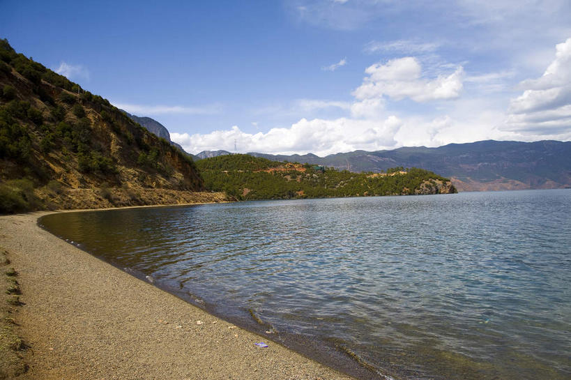无人,横图,室外,白天,正面,旅游,度假,湖,湖泊,美景,山,山脉,树林,水,植物,丽江,中国,亚洲,阴影,波纹,光线,影子,湖面,景观,山峰,水流,水面,云,云朵,涟漪,山峦,云彩,娱乐,云南,树,树木,蓝色,绿色,白云,蓝天,水纹,天空,阳光,自然,波浪,湖水,群山,天,享受,休闲,景色,放松,四川省,生长,晴朗,成长,自然风光,东亚,凉山彝族自治州,四川,盐源县,泸沽湖,凉山,云南省,中华人民共和国,水晕,西南地区,川,滇,丽江市,凉山州,晴空,彩图,左所海,盐源,宁蒗彝族自治县,宁蒗县,鲁窟海子,亮海