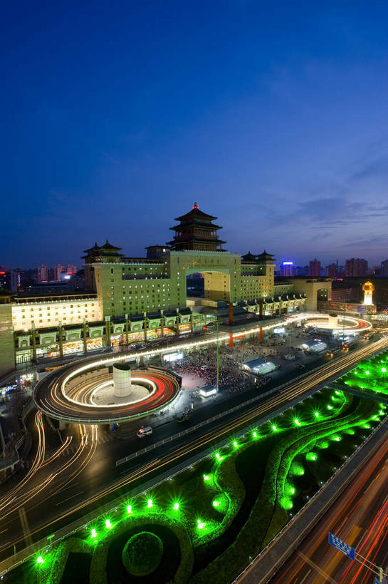 无人,火车站,竖图,室外,夜晚,正面,旅游,度假,窗户,标志建筑,大桥,道路,地标,建筑,路,路灯,桥梁,夜景,公路,车站,照明,北京,中国,亚洲,一排,许多,阴影,曲折,弯曲,整齐,并列,并排,光线,瓦片,影子,屋檐,高架,拱门,桥,灯光,分界线,停车线,站台,交通,首都,很多,娱乐,建设,月台,檐,玻璃窗,灯,排列,享受,休闲,旅游胜地,放松,蜿蜒,车行道,车行道分界线,照亮,照明设备,队列,标线,平行,高架桥,东亚,车行线,高架道路,跨线桥,中华人民共和国,北京市,京,北平,华北地区,丰台区,马路,彩图,铁路车站,铁路站,西客站,北京西客站,北京西站