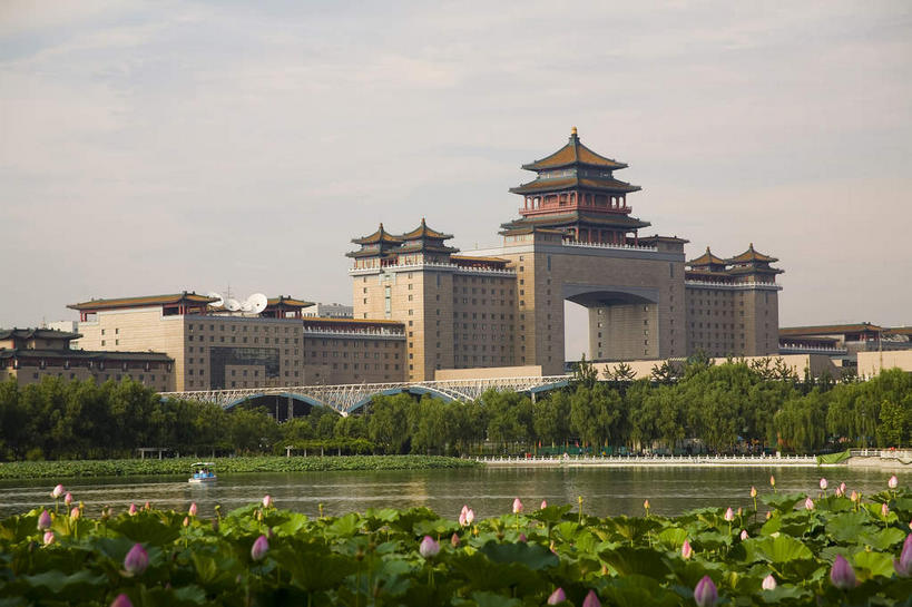 无人,火车站,横图,室外,白天,正面,旅游,度假,纯洁,植物,标志建筑,地标,建筑,车站,莲花,叶子,北京,中国,亚洲,阴影,盛开,光线,瓦片,影子,屋顶,屋檐,池塘,水池,云,云朵,拱门,荷叶,站台,首都,花蕾,云彩,顶棚,娱乐,建设,月台,檐,花,花瓣,花朵,鲜花,树,树木,粉色,蓝色,绿色,白云,蓝天,天空,阳光,自然,天,花苞,花蕊,享受,休闲,旅游胜地,放松,生长,晴朗,成长,富贵,神圣,东亚,纯净,中华人民共和国,北京市,京,北平,华北地区,莲叶,六月花神,正直,丰台区,鞭蕖,鞭蓉,芙蕖,菡萏,荷花,六月春,藕花,水旦,水芙蓉,水华,水芸,溪客,叶,叶片,晴空,彩图,铁路车站,铁路站,西客站,北京西客站,北京西站