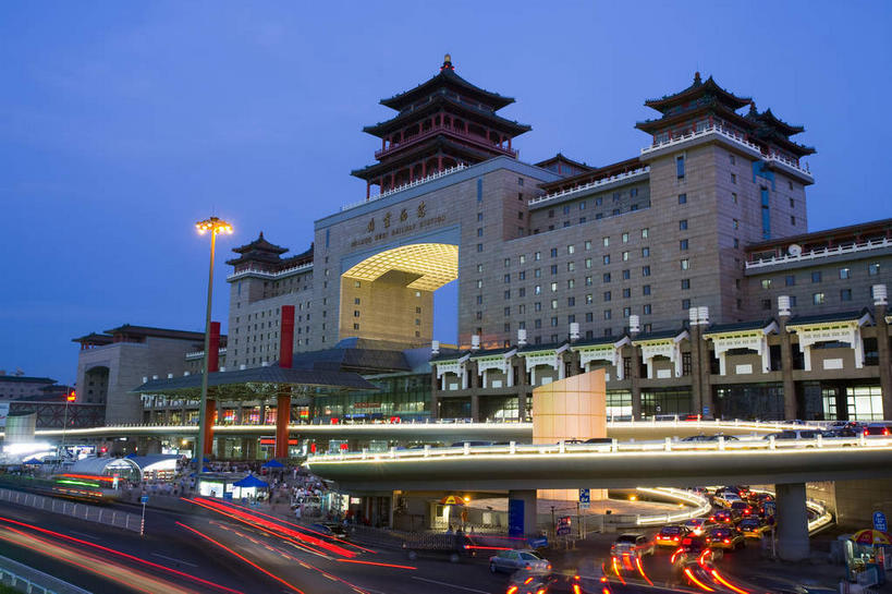 无人,火车站,横图,室外,夜晚,正面,长时间曝光,旅游,度假,窗户,标志建筑,大桥,道路,地标,建筑,路,路灯,桥梁,夜景,公路,车站,照明,北京,中国,亚洲,一排,许多,阴影,曲折,弯曲,整齐,并列,并排,光线,瓦片,影子,屋檐,高架,拱门,桥,灯光,分界线,停车线,站台,交通,首都,很多,娱乐,建设,月台,檐,玻璃窗,灯,排列,享受,休闲,旅游胜地,放松,蜿蜒,车行道,车行道分界线,照亮,照明设备,队列,标线,平行,曝光,高架桥,东亚,车行线,高架道路,跨线桥,中华人民共和国,北京市,京,北平,华北地区,丰台区,马路,彩图,铁路车站,铁路站,西客站,北京西客站,北京西站