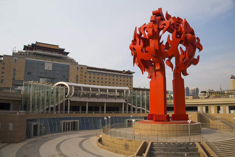 无人,高楼大厦,栏杆,火车站,横图,室外,白天,仰视,旅游,度假,窗户,楼梯,标志建筑,大厦,道路,地标,建筑,路,摩天大楼,公路,车站,雕塑,北京,中国,亚洲,一排,许多,阴影,艺术,整齐,装饰,光线,雕刻,雕像,影子,阶梯,墙,围栏,站台,交通,首都,很多,娱乐,建设,护栏,月台,玻璃窗,墙壁,墙面,台阶,排列,一个,红色,阳光,工艺品,享受,休闲,旅游胜地,放松,单个,纪念,美术,队列,主题,陈列,东亚,中华人民共和国,东城区,北京市,京,北平,华北地区,功能,美学,马路,彩图,低角度拍摄,大楼,高层建筑,高楼,摩天楼,铁路车站,铁路站,北京车站,北京火车站,北京站