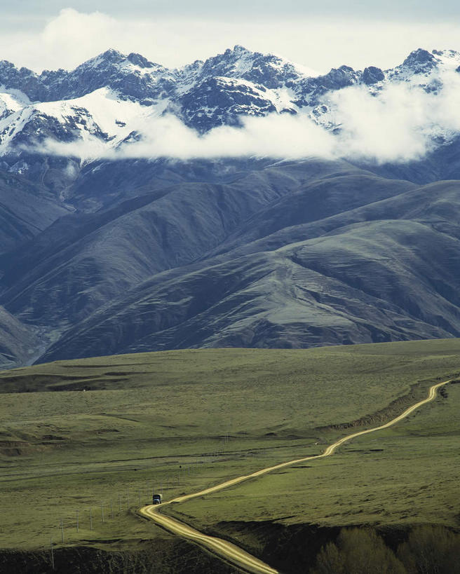 无人,竖图,室外,白天,正面,旅游,度假,草地,草原,石头,美景,山,山脉,峡谷,雪,雪山,植物,大雪,道路,路,公路,汽车,中国,亚洲,一辆,阴影,曲折,弯曲,光线,纹路,石子,纹理,影子,冰,积雪,景观,旷野,山峰,雪景,云,云朵,冬季,冬天,交通,山谷,山峦,云彩,娱乐,云南,车,草,蓝色,绿色,白云,蓝天,天空,阳光,自然,交通工具,轿车,群山,天,享受,休闲,景色,放松,寒冷,蜿蜒,晴朗,连绵,冰冷,绵延,岩层,自然风光,载具,原野,山岭,东亚,云南省,肌理,中华人民共和国,西南地区,严寒,冰凉,酷寒,凛冽,凛凛,极冷,滇,联贯,石块,岩石,晴空,马路,彩图