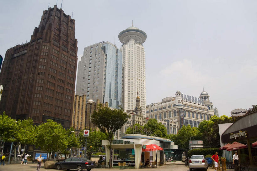 无人,宾馆,高楼大厦,横图,室外,白天,仰视,旅游,度假,植物,窗户,落地窗,标志建筑,大厦,地标,建筑,酒店,摩天大楼,上海,中国,亚洲,一排,许多,阴影,整齐,并列,并排,光线,影子,云,云朵,很多,云彩,娱乐,建设,玻璃窗,树,树木,南京西路,排列,蓝色,绿色,白云,蓝天,天空,阳光,自然,天,享受,休闲,旅游胜地,放松,生长,晴朗,成长,酒家,旅社,申,队列,平行,玻璃幕墙,黄浦区,上海新世界丽笙大酒店,国际饭店,东亚,上海市,中华人民共和国,沪,华东地区,晴空,彩图,低角度拍摄,大楼,高层建筑,高楼,客店,客栈,旅店,旅馆,摩天楼,商旅,上海国际饭店
