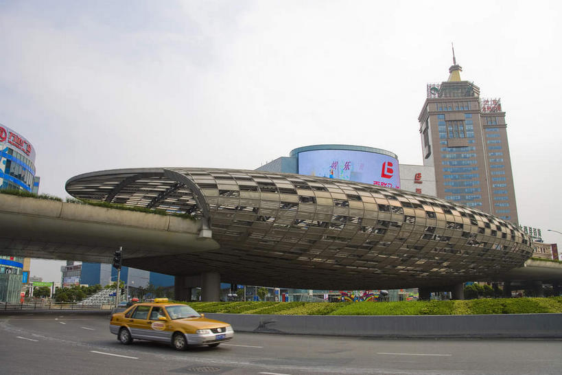 无人,高楼大厦,横图,室外,白天,仰视,旅游,度假,植物,窗户,落地窗,标志建筑,大厦,道路,地标,建筑,路,摩天大楼,公路,出租车,汽车,上海,中国,亚洲,一辆,一排,许多,阴影,整齐,并列,并排,光线,影子,云,云朵,分界线,停车线,交通,很多,云彩,娱乐,建设,玻璃窗,车,树,树木,排列,黄色,蓝色,绿色,白云,蓝天,天空,阳光,自然,交通工具,轿车,天,享受,休闲,旅游胜地,放松,生长,晴朗,成长,车行道,车行道分界线,申,队列,载具,的士,标线,计程车,平行,玻璃幕墙,杨浦区,东亚,车行线,上海市,五角场,中华人民共和国,沪,华东地区,晴空,马路,彩图,低角度拍摄,大楼,高层建筑,高楼,摩天楼