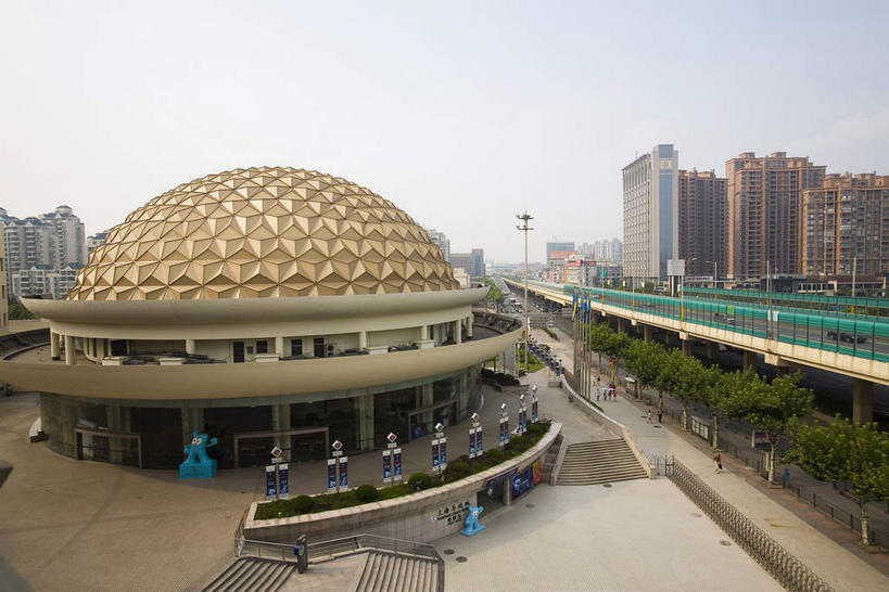 无人,游乐园,高楼大厦,栏杆,横图,室外,白天,正面,旅游,度假,植物,标志建筑,大桥,大厦,道路,地标,建筑,路,摩天大楼,桥梁,游乐场,公路,上海,中国,亚洲,阴影,光线,影子,云,云朵,高架,围栏,桥,交通,云彩,娱乐,建设,护栏,树,树木,蓝色,绿色,白云,蓝天,天空,阳光,自然,天,享受,休闲,旅游胜地,放松,生长,晴朗,成长,申,高架桥,东亚,上海市,高架道路,跨线桥,中华人民共和国,沪,华东地区,乐园,闸北区,主题公园,晴空,马路,彩图,大楼,高层建筑,高楼,摩天楼,人造公园,主题乐园,中国马戏第一城,上海马戏城,马戏城