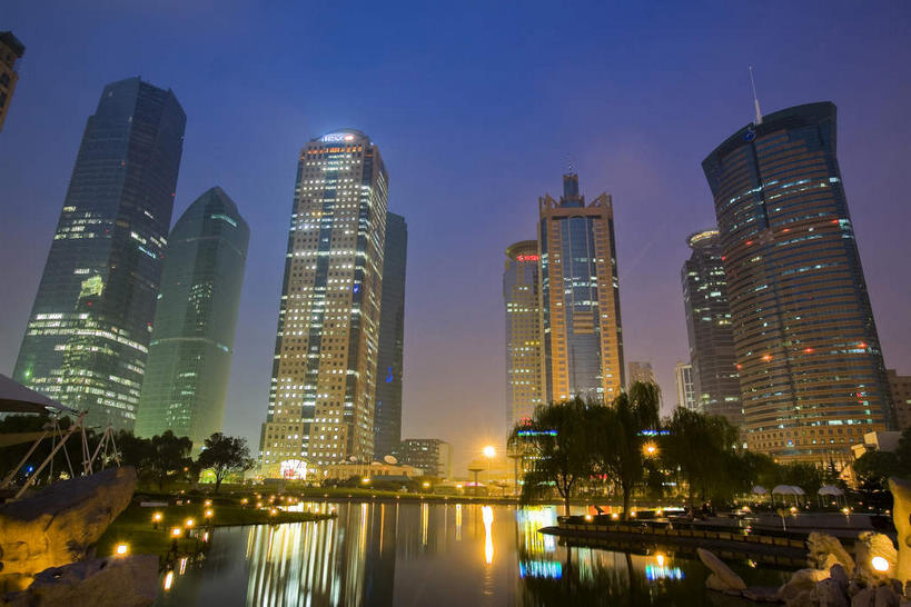 无人,高楼大厦,横图,室外,夜晚,仰视,度假,湖,湖泊,美景,树林,水,植物,窗户,落地窗,城市风光,城市,大厦,建筑,摩天大楼,上海,中国,亚洲,一排,许多,阴影,整齐,并列,并排,光线,影子,湖面,景观,水流,水面,建筑群,灯光,很多,娱乐,建设,浦东,玻璃窗,树,树木,中银大厦,排列,蓝色,绿色,倒影,蓝天,天空,自然,湖水,天,享受,休闲,景色,放松,生长,成长,申,倒映,队列,平行,玻璃幕墙,金融中心,陆家嘴,陆家嘴金融贸易区,浦东新区,东亚,上海市,中华人民共和国,沪,华东地区,时代金融中心,反照,彩图,低角度拍摄,大楼,高层建筑,高楼,摩天楼,上海银行大厦,上海中银大厦