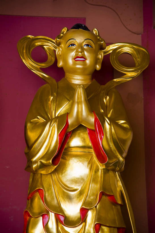 东方人,一个人,无人,寺庙,站,竖图,室内,白天,正面,旅游,度假,名胜古迹,标志建筑,地标,建筑,雕塑,中国,亚洲,仅一个男性,仅一个人,仅一个中年男性,服装,节日,遗迹,艺术,装饰,雕刻,雕像,燃烧,祝福,黄种人,古迹,文化,文物,娱乐,建设,古建筑,海南,虔诚,一个,衣服,香火,工艺品,庙宇,祈祷,双手合十,站着,享受,休闲,健康,金色,旅游胜地,放松,许愿,宗教,服饰,海南省,信仰,单个,纪念,祈求,美术,衣着,穿着,主题,感谢,合掌,陈列,佛祖,古文明,东亚,佛陀,合十礼,合掌礼,中华人民共和国,合十,莲华合掌,感恩,华南地区,功能,美学,琼,衣饰,圣人,佛教创始者,乔达摩.悉达多,如来佛祖,释迦佛,释迦牟尼,我佛如来,平安,男人,男性,中年男性,亚洲人,站立,半身,彩图,庙,寺,博鳌,博鳌镇,琼东,琼海,琼海市,博鳌禅寺