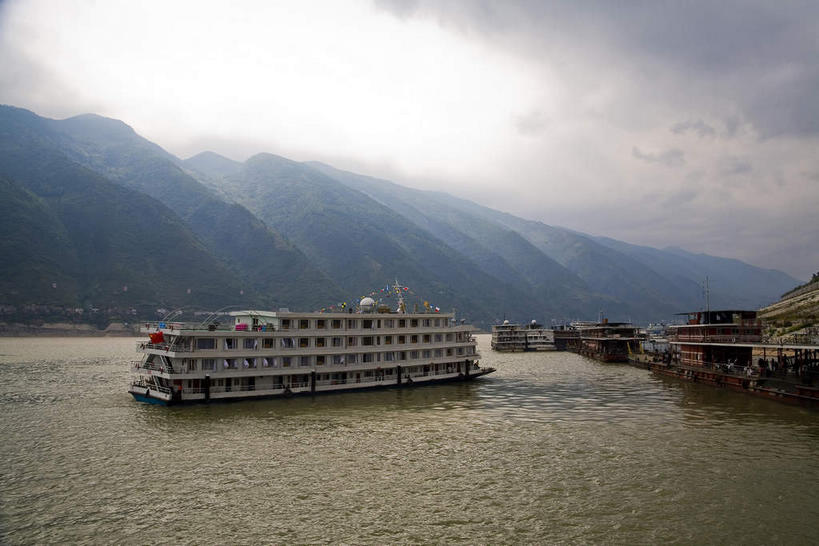 无人,横图,室外,白天,正面,旅游,度假,河流,石头,美景,山,山脉,水,峡谷,植物,轮船,船,长江三峡,重庆,中国,亚洲,一艘,波纹,飞溅,溅,石子,液体,河水,景观,山峰,水滴,水流,乌云,云,阴天,云朵,山谷,山峦,云彩,娱乐,水珠,树,树木,绿色,水纹,天空,自然,船尾波,交通工具,波浪,群山,天,享受,休闲,景色,放松,生长,成长,昏暗,阴沉,岩层,喷洒,自然风光,载具,东亚,湖北,湖北省,中华人民共和国,西南地区,重庆市,渝,奉节县,巫山县,华中地区,鄂,宜昌,宜昌市,恩施,恩施州,恩施土家族苗族自治州,巴东县,石块,岩石,彩图,白帝城,南津关,秭归,秭归县