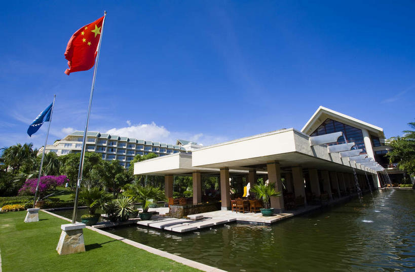 无人,宾馆,横图,室外,白天,正面,度假,草地,草坪,美景,植物,城市风光,城市,酒店,三亚,中国,亚洲,阴影,光线,瓦片,影子,柱子,屋檐,池塘,景观,水池,海湾,娱乐,檐,草,海南,蓝色,绿色,蓝天,天空,阳光,天,享受,休闲,景色,放松,海南省,晴朗,酒家,旅社,东亚,三亚市,万里无云,中华人民共和国,华南地区,琼,晴空,晴空万里,彩图,客店,客栈,旅店,旅馆,亚龙湾,商旅