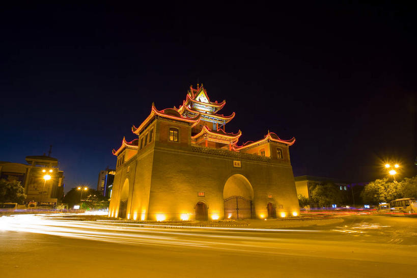 无人,横图,室外,夜晚,仰视,旅游,度假,名胜古迹,标志建筑,道路,地标,建筑,路,路灯,公路,照明,中国,亚洲,阴影,遗迹,光线,瓦片,影子,墙,屋檐,拱门,灯光,交通,古迹,文物,娱乐,建设,城墙,古建筑,檐,墙壁,墙面,灯,享受,休闲,旅游胜地,放松,城楼,坚硬,照亮,照明设备,防御,古文明,东亚,宁夏,银川,首府,中华人民共和国,门楼,西北地区,银川市,宁夏回族自治区,宁,坚固,马路,彩图,低角度拍摄,兴庆,兴庆区