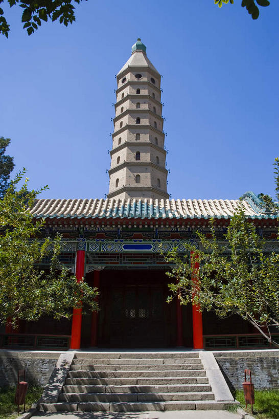 无人,寺庙,竖图,室外,白天,仰视,旅游,度假,名胜古迹,植物,楼梯,标志建筑,地标,建筑,中国,亚洲,阴影,节日,遗迹,光线,瓦片,影子,柱子,阶梯,屋檐,塔,古迹,文化,文物,娱乐,建设,古建筑,宝塔,檐,佛塔,台阶,树,树木,红色,蓝色,绿色,蓝天,天空,阳光,自然,庙宇,天,祈祷,享受,休闲,健康,旅游胜地,放松,许愿,宗教,佛教,信仰,生长,晴朗,成长,纪念,祈求,古文明,东亚,宁夏,银川,万里无云,首府,中华人民共和国,西北地区,银川市,宁夏回族自治区,宁,释教,浮图,浮屠,平安,晴空,晴空万里,彩图,低角度拍摄,庙,寺,塔婆,浮图塔,浮头,佛图,承天寺塔,兴庆,兴庆区