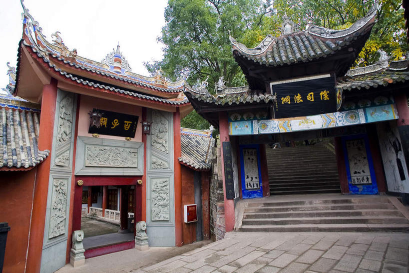 无人,家,横图,室外,白天,仰视,旅游,度假,树林,植物,楼梯,标志建筑,道路,地标,建筑,路,雕塑,重庆,中国,亚洲,两块,吊挂,悬挂,阴影,艺术,装饰,光线,标志,雕刻,雕像,牌匾,瓦片,文字,影子,字符,房屋,阶梯,屋檐,屋子,小路,交通,挂,文化,娱乐,标识,建设,楼房,檐,石板路,台阶,住宅,树,树木,绿色,天空,阳光,自然,工艺品,天,享受,休闲,汉字,旅游胜地,放松,生长,成长,纪念,美术,中文,主题,陈列,东亚,中华人民共和国,西南地区,功能,美学,国文,华文,重庆市,渝,丰都县,彩图,低角度拍摄,房子,丰都,丰都鬼城,酆都鬼城,鬼城,幽都,飞檐
