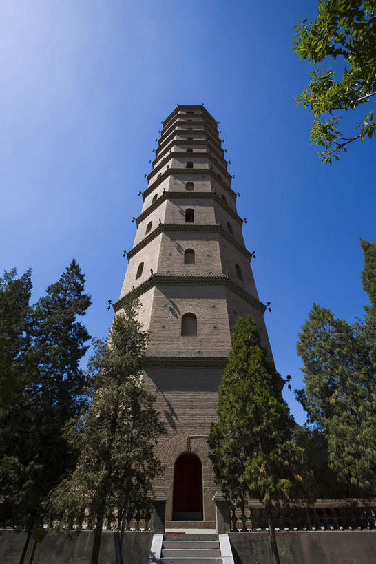 无人,竖图,室外,白天,仰视,旅游,度假,名胜古迹,植物,标志建筑,地标,建筑,中国,亚洲,阴影,遗迹,光线,瓦片,影子,屋檐,塔,古迹,文物,娱乐,建设,古建筑,檐,树,树木,蓝色,绿色,蓝天,天空,阳光,自然,天,享受,休闲,旅游胜地,放松,生长,晴朗,成长,古文明,东亚,宁夏,银川,万里无云,首府,中华人民共和国,西北地区,银川市,宁夏回族自治区,宁,晴空,晴空万里,彩图,低角度拍摄,承天寺塔,兴庆,兴庆区