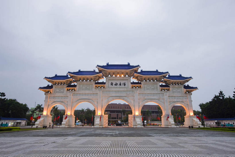 无人,宫殿,横图,室外,白天,仰视,旅游,度假,名胜古迹,植物,标志建筑,道路,地标,建筑,路,台湾,中国,亚洲,环保,遗迹,瓦片,柱子,屋檐,乌云,云,阴天,云朵,牌坊,牌楼,小路,防护,交通,云彩,古迹,文化,文物,娱乐,建设,古建筑,檐,树,树木,绿色,天空,自然,天,享受,休闲,旅游胜地,放松,生长,成长,纪念,祭祀,蒋介石纪念堂,中正纪念堂,宫廷,昏暗,阴沉,美好,美妙,表彰,间隔,荣誉,古文明,东亚,台北,港澳台,中华人民共和国,省会,美观,雅观,荣耀,台北市,台湾省,王宫,绿篱,生篱,树篱,植篱,蒋公纪念堂,中正区,彩图,低角度拍摄,皇宫,传统文化,台