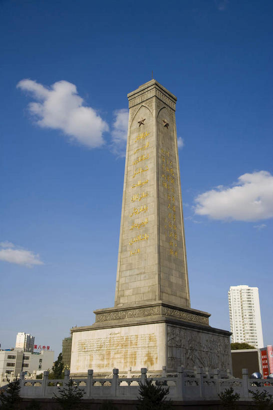 无人,公园,高楼大厦,栏杆,竖图,室外,白天,仰视,旅游,度假,树林,植物,标志建筑,大厦,地标,建筑,摩天大楼,雕塑,中国,亚洲,阴影,艺术,装饰,光线,标志,雕刻,雕像,文字,影子,字符,云,云朵,围栏,云彩,娱乐,标识,建设,护栏,石雕,石刻,树,树木,蓝色,绿色,白云,蓝天,天空,阳光,自然,石碑,工艺品,天,享受,休闲,汉字,旅游胜地,放松,生长,晴朗,成长,纪念,美术,中文,主题,陈列,东亚,乌鲁木齐,新疆,首府,中华人民共和国,功能,美学,国文,华文,乌鲁木齐市,新疆维吾尔自治区,西北地区,晴空,彩图,低角度拍摄,大楼,高层建筑,高楼,摩天楼,天山区,新,同乐公园,乌鲁木齐人民公园,西公园