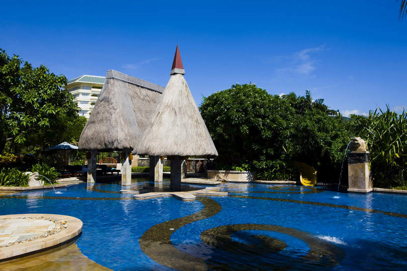 无人,游泳池,宾馆,家,横图,室外,白天,正面,度假,美景,树林,水,植物,城市风光,城市,酒店,三亚,中国,亚洲,阴影,光线,影子,房屋,亭子,屋子,草屋,景观,水池,水面,云,云朵,海湾,云彩,娱乐,泳池,住宅,树,树木,海南,蓝色,绿色,白云,蓝天,天空,阳光,自然,凉亭,茅草屋,天,享受,休闲,景色,放松,海南省,生长,晴朗,成长,酒家,旅社,东亚,三亚市,中华人民共和国,华南地区,琼,晴空,彩图,房子,客店,客栈,旅店,旅馆,茅舍,茅屋,小屋,亚龙湾,商旅,亚龙湾国家旅游度假区,三亚喜来登度假酒店,喜来登度假酒店