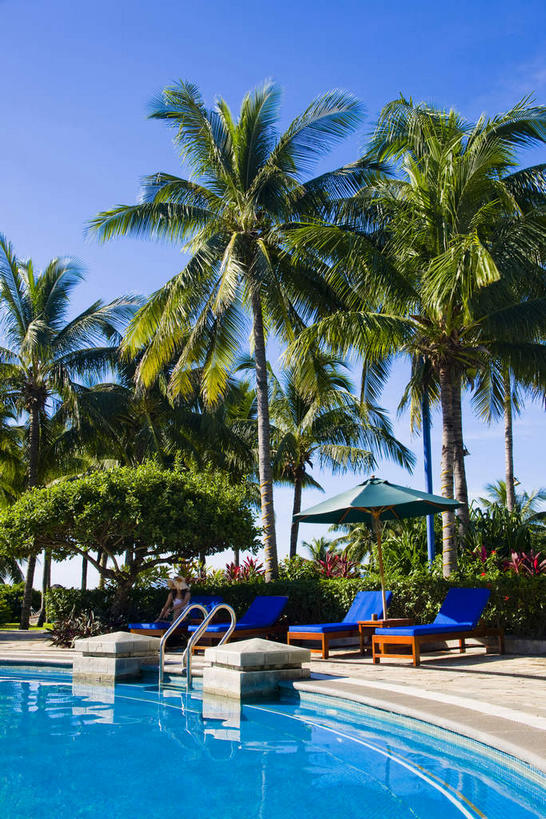 无人,游泳池,宾馆,栏杆,竖图,室外,白天,正面,度假,美景,水,植物,城市风光,城市,酒店,棕榈树,叶子,椅子,三亚,中国,亚洲,许多,阴影,光线,影子,躺椅,景观,水池,水面,围栏,绿叶,海湾,很多,娱乐,泳池,护栏,树,树木,海南,蓝色,绿色,蓝天,天空,阳光,自然,天,享受,休闲,嫩叶,景色,放松,海南省,生长,晴朗,成长,酒家,沙滩椅,旅社,东亚,棕榈叶,三亚市,万里无云,中华人民共和国,华南地区,琼,叶,叶片,晴空,晴空万里,棕树,棕榈,彩图,客店,客栈,旅店,旅馆,亚龙湾,商旅