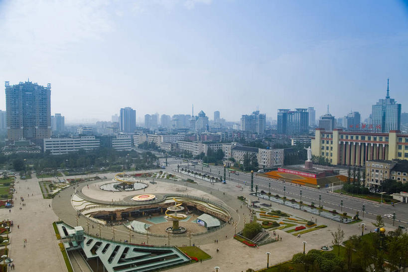 无人,高楼大厦,横图,俯视,室外,白天,度假,草地,草坪,美景,植物,城市风光,城市,大厦,道路,建筑,路,路灯,摩天大楼,公路,照明,中国,亚洲,一排,许多,阴影,整齐,光线,影子,景观,建筑群,灯光,交通,很多,娱乐,建设,灯,草,树,树木,排列,蓝色,绿色,蓝天,天空,阳光,自然,天,享受,休闲,景色,放松,四川省,生长,晴朗,成长,照亮,照明设备,队列,东亚,四川,成都,成都市,万里无云,中华人民共和国,省会,西南地区,川,晴空,晴空万里,马路,彩图,高角度拍摄,大楼,高层建筑,高楼,摩天楼,锦江区,天府广场