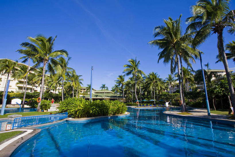 无人,游泳池,宾馆,横图,室外,白天,仰视,旅游,度假,美景,水,植物,酒店,棕榈树,叶子,三亚,中国,亚洲,阴影,光线,影子,景观,水池,水面,云,云朵,绿叶,海湾,夏季,云彩,娱乐,泳池,树,树木,海南,蓝色,绿色,白云,蓝天,天空,阳光,自然,天,夏日,夏天,享受,休闲,嫩叶,景色,放松,海南省,生长,晴朗,成长,酒家,旅社,自然风光,东亚,棕榈叶,三亚市,中华人民共和国,华南地区,琼,叶,叶片,晴空,棕树,棕榈,彩图,低角度拍摄,客店,客栈,旅店,旅馆,亚龙湾,商旅