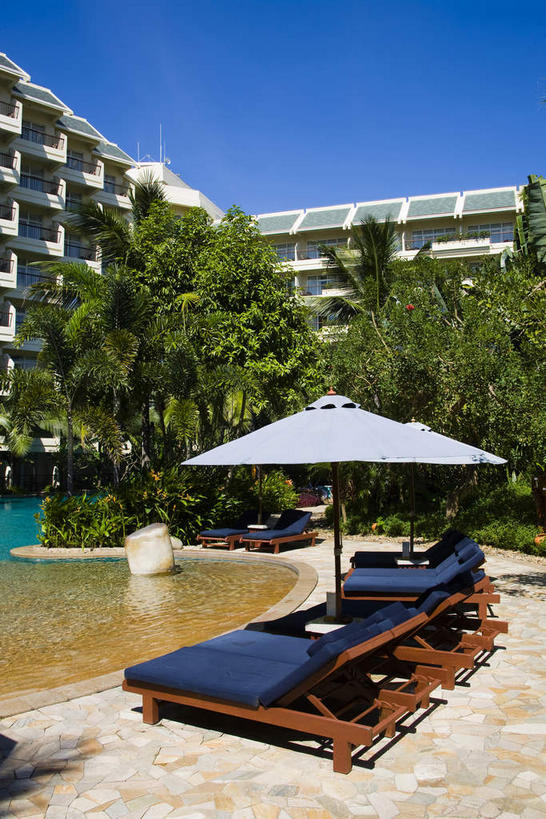 无人,宾馆,竖图,室外,白天,正面,度假,草地,草坪,美景,植物,城市风光,城市,酒店,三亚,中国,亚洲,阴影,光线,瓦片,影子,柱子,屋檐,池塘,景观,水池,海湾,娱乐,檐,草,海南,蓝色,绿色,蓝天,天空,阳光,天,享受,休闲,景色,放松,海南省,晴朗,酒家,旅社,东亚,三亚市,万里无云,中华人民共和国,华南地区,琼,晴空,晴空万里,彩图,客店,客栈,旅店,旅馆,亚龙湾,商旅