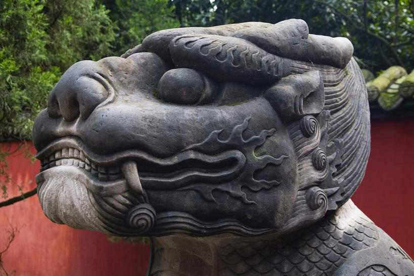 无人,坐,横图,室外,白天,正面,旅游,度假,草地,草坪,名胜古迹,植物,标志建筑,地标,建筑,哺乳动物,野生动物,狮子,雕塑,中国,亚洲,阴影,辟邪,遗迹,艺术,装饰,光线,雕刻,雕像,瓦片,影子,墙,屋檐,古迹,文化,文物,娱乐,建设,古建筑,石雕,檐,墙壁,墙面,草,树,树木,一个,红色,绿色,阳光,自然,动物,工艺品,石狮,祈祷,享受,休闲,健康,旅游胜地,放松,许愿,祠堂,四川省,生长,单个,成长,纪念,祈求,美术,主题,凶猛,陈列,祠庙,古文明,东亚,四川,成都,成都市,中华人民共和国,省会,西南地区,功能,美学,驱邪,祛邪,避邪,川,守护神,武侯祠,残暴,平安,凶残,坐着,半身,彩图,君臣合祀祠庙