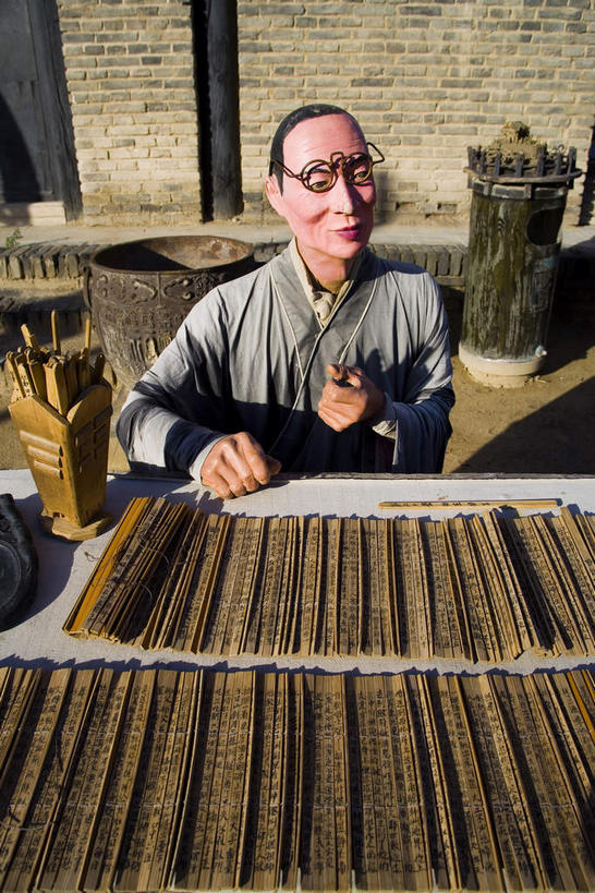 东方人,一个人,无人,坐,竖图,室外,白天,正面,度假,美景,桌面,桌子,城市风光,城市,雕塑,中国,亚洲,仅一个男性,仅一个人,仅一个中年男性,一副,一排,阴影,竹制,服装,艺术,整齐,装饰,并列,并排,光线,木制,雕刻,雕像,眼镜,影子,木桌,景观,黄种人,娱乐,竹片,排列,一个,衣服,阳光,木制品,工艺品,享受,休闲,景色,放松,服饰,单个,纪念,竹简,美术,竹制品,衣着,穿着,队列,主题,平行,近视眼镜,陈列,东亚,宁夏,银川,首府,中华人民共和国,功能,美学,西北地区,银川市,宁夏回族自治区,宁,衣饰,男人,男性,中年男性,亚洲人,坐着,半身,彩图,木桌子,简牍