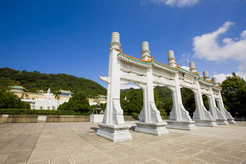 无人,宫殿,横图,室外,白天,正面,旅游,度假,名胜古迹,植物,标志建筑,道路,地标,建筑,路,台湾,中国,亚洲,阴影,遗迹,光线,瓦片,影子,柱子,屋檐,云,云朵,拱门,牌坊,牌楼,小路,交通,云彩,古迹,文化,文物,娱乐,建设,古建筑,檐,树,树木,蓝色,绿色,白云,蓝天,天空,阳光,自然,天,享受,休闲,旅游胜地,放松,生长,晴朗,成长,纪念,祭祀,宫廷,表彰,荣誉,古文明,东亚,台北,港澳台,中华人民共和国,省会,荣耀,台北市,台湾省,王宫,士林,士林区,台北故宫博物院,外双溪,中山博物院,晴空,彩图,皇宫,传统文化,台