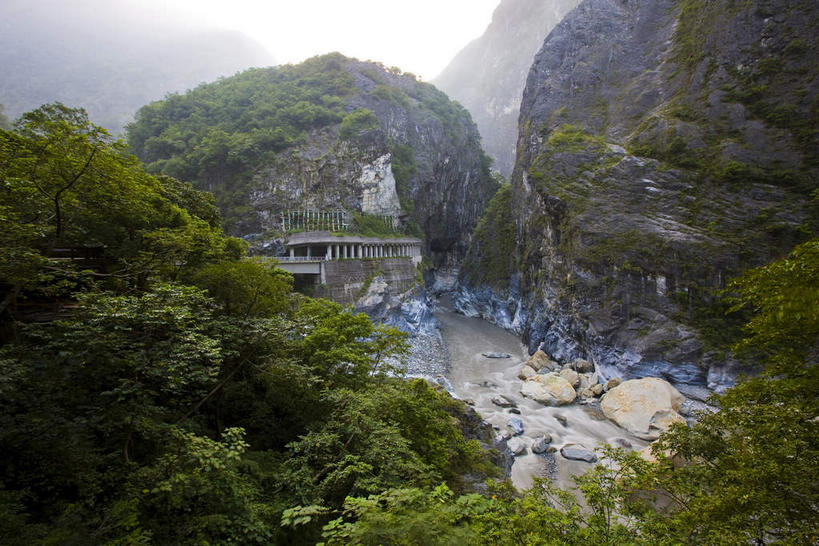 无人,公园,横图,室外,白天,正面,旅游,度假,石头,美景,山,山脉,植物,雾,台湾,中国,亚洲,阴影,朦胧,模糊,光线,石子,影子,景观,山峰,悬崖,山峦,娱乐,树,树木,绿色,天空,阳光,自然,群山,天,享受,休闲,景色,放松,生长,成长,迷雾,国家公园,自然风光,东亚,花莲县,南投县,港澳台,中华人民共和国,绝壁,台湾省,台中,台中市,太鲁阁国家公园,花莲,南投,石块,岩石,大雾,彩图,次高太鲁阁国立公园,台