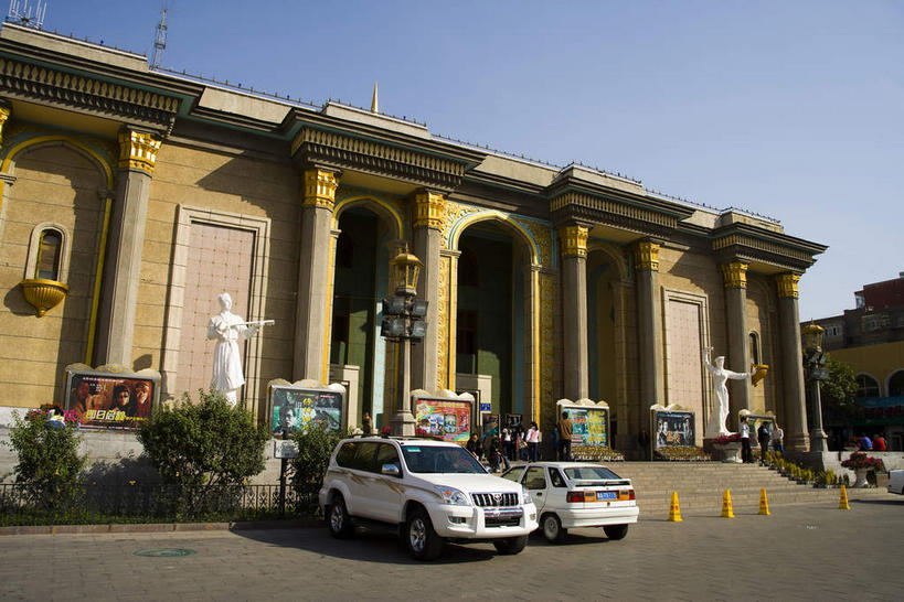 无人,横图,室外,白天,仰视,度假,美景,树林,植物,楼梯,城市风光,城市,道路,剧院,路,路灯,公路,汽车,照明,雕塑,中国,亚洲,两辆,阴影,艺术,装饰,分离,光线,雕刻,雕像,影子,柱子,阶梯,墙,景观,拱门,灯光,交通,警告,娱乐,墙壁,墙面,台阶,车,灯,树,树木,一个,黄色,蓝色,绿色,白色,蓝天,天空,阳光,自然,工艺品,交通工具,轿车,天,享受,休闲,景色,放松,警示,生长,晴朗,单个,成长,纪念,隔离,禁止,照亮,美术,提醒,照明设备,提示,限制,载具,主题,交通标志,陈列,东亚,路锥,乌鲁木齐,新疆,万里无云,首府,中华人民共和国,功能,美学,交通锥,乌鲁木齐市,新疆维吾尔自治区,西北地区,危险,晴空,晴空万里,马路,彩图,低角度拍摄,剧场,天山区,新,新疆人民剧场