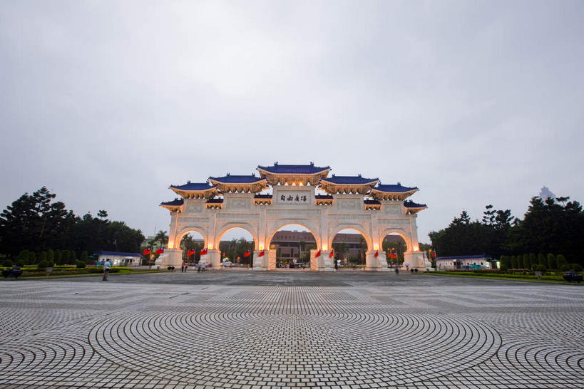 无人,宫殿,横图,室外,白天,仰视,旅游,度假,名胜古迹,植物,标志建筑,道路,地标,建筑,路,台湾,中国,亚洲,环保,遗迹,瓦片,柱子,屋檐,乌云,云,阴天,云朵,牌坊,牌楼,小路,防护,交通,云彩,古迹,文化,文物,娱乐,建设,古建筑,檐,树,树木,绿色,天空,自然,天,享受,休闲,旅游胜地,放松,生长,成长,纪念,祭祀,蒋介石纪念堂,中正纪念堂,宫廷,昏暗,阴沉,美好,美妙,表彰,间隔,荣誉,古文明,东亚,台北,港澳台,中华人民共和国,省会,美观,雅观,荣耀,台北市,台湾省,王宫,绿篱,生篱,树篱,植篱,蒋公纪念堂,中正区,彩图,低角度拍摄,皇宫,传统文化,台