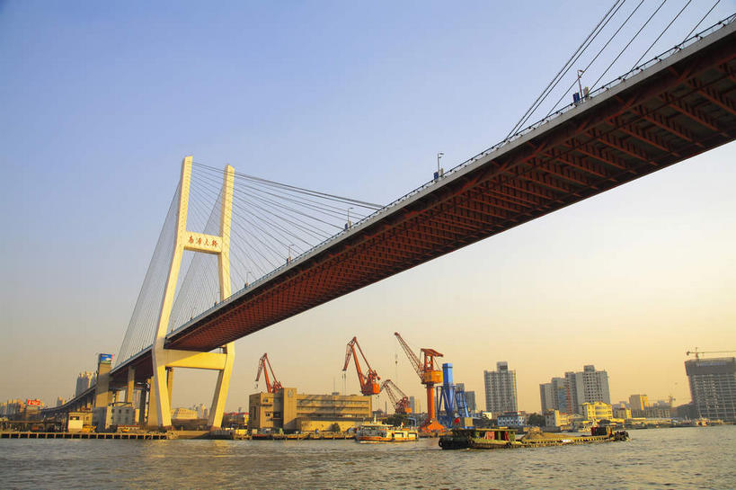 无人,高楼大厦,栏杆,码头,横图,室外,白天,仰视,度假,技术,河流,美景,日落,水,城市风光,标志建筑,城市,大桥,大厦,地标,港口,建筑,轮船,摩天大楼,桥梁,船,上海,中国,亚洲,一艘,波纹,飞溅,溅,液体,河水,景观,水滴,水流,晚霞,霞光,落日,围栏,斜拉桥,桥,娱乐,设备,建设,黄浦江,浦东,护栏,水珠,施工,水纹,黄昏,船尾波,交通工具,波浪,享受,休闲,机械,起重机,景色,彩霞,放松,吊机,申,工程,喷洒,载具,南浦大桥,黄浦区,浦东新区,东亚,上海市,游艇码头,中华人民共和国,沪,华东地区,夕照,薄暮,斜张桥,夕阳,彩图,低角度拍摄,傍晚,摆渡口,埠头,大楼,渡口,渡头,港湾,高层建筑,高楼,海港,口岸,摩天楼,春申江,斜阳