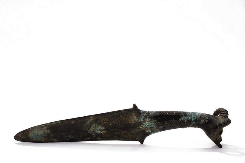 无人,横图,室内,特写,白天,白色背景,正面,竞争,桌子,静物,金属制品,对抗,阴影,生锈,冲突,反射,金属,影子,古典,破坏,文化,文物,一个,工艺品,武器,战争,摄影,影棚,单个,古董,腐蚀,侵蚀,损坏,剑,攻击,威胁,古物,对立,矛盾,摄影棚,兵器,防御,古玩,青铜,敌对,挫败,斗争,抗拒,抗衡,杀伤,威慑,青铜器,短剑,腐化,锈迹斑斑,百兵之君,短兵,危险,彩图,影棚拍摄,拍摄,青铜制品