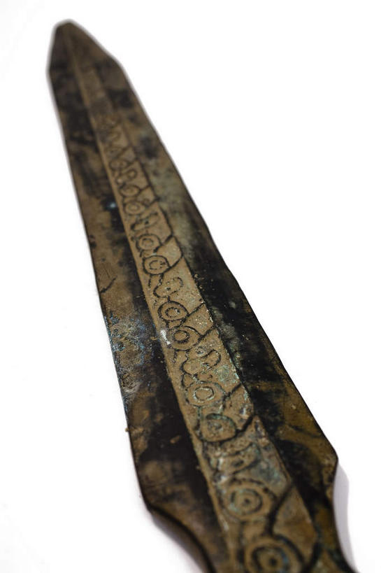 无人,竖图,俯视,室内,特写,白天,白色背景,竞争,静物,金属制品,一把,对抗,生锈,冲突,纹路,金属,纹理,古典,破坏,文化,文物,工艺品,武器,战争,摄影,影棚,古董,腐蚀,侵蚀,损坏,剑,攻击,威胁,古物,对立,矛盾,摄影棚,兵器,防御,古玩,肌理,青铜,敌对,挫败,斗争,抗拒,抗衡,杀伤,威慑,青铜器,短剑,腐化,锈迹斑斑,百兵之君,短兵,危险,彩图,高角度拍摄,影棚拍摄,拍摄,青铜制品