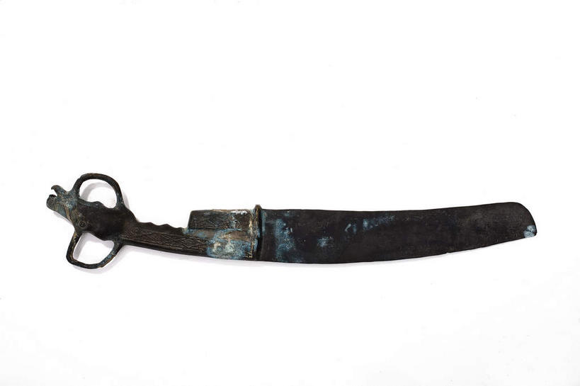 无人,横图,俯视,室内,特写,白天,白色背景,竞争,静物,金属制品,雕塑,一把,对抗,艺术,装饰,生锈,冲突,纹路,金属,雕刻,雕像,纹理,古典,破坏,文化,文物,工艺品,武器,战争,摄影,影棚,古董,纪念,腐蚀,侵蚀,美术,损坏,剑,攻击,威胁,古物,对立,矛盾,摄影棚,兵器,主题,防御,陈列,古玩,肌理,青铜,功能,美学,敌对,挫败,斗争,抗拒,抗衡,杀伤,威慑,青铜器,短剑,腐化,锈迹斑斑,百兵之君,短兵,危险,彩图,高角度拍摄,影棚拍摄,拍摄,青铜制品