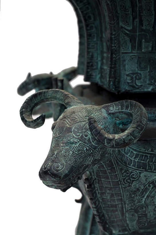 无人,竖图,室内,特写,白天,白色背景,正面,野生动物,羊,静物,金属制品,雕塑,艺术,装饰,生锈,金属,雕刻,雕像,古典,文化,文物,一个,动物,工艺品,两只,可爱,摄影,活泼,影棚,单个,古董,纪念,腐蚀,侵蚀,美术,古物,摄影棚,主题,陈列,古玩,青铜,功能,美学,青铜器,腐化,锈迹斑斑,山羊,半身,彩图,影棚拍摄,拍摄,青铜制品,礼器,四羊方尊