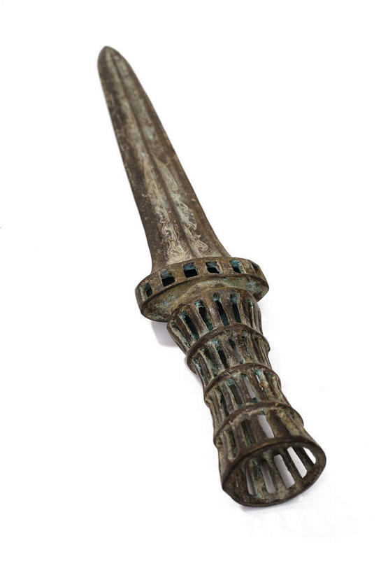 无人,竖图,俯视,室内,特写,白天,白色背景,竞争,静物,金属制品,雕塑,一把,对抗,艺术,装饰,生锈,冲突,纹路,金属,雕刻,雕像,纹理,古典,破坏,文化,文物,工艺品,武器,战争,摄影,影棚,古董,纪念,腐蚀,侵蚀,美术,损坏,剑,攻击,威胁,古物,对立,矛盾,摄影棚,兵器,主题,防御,陈列,古玩,肌理,青铜,功能,美学,敌对,挫败,斗争,抗拒,抗衡,杀伤,威慑,青铜器,短剑,腐化,锈迹斑斑,百兵之君,短兵,危险,彩图,高角度拍摄,影棚拍摄,拍摄,青铜制品