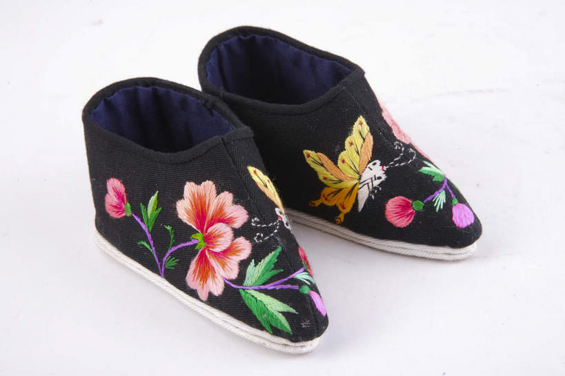 无人,横图,俯视,室内,特写,白天,牡丹花,蝴蝶,静物,鞋子,叶子,刺绣,一双,灰色背景,艺术,盛开,昆虫,手工艺品,绿叶,花蕾,文化,花,花瓣,花朵,鲜花,一只,黑色,动物,工艺品,花苞,花蕊,嫩叶,摄影,影棚,布鞋,绣,高雅,富贵,摄影棚,益虫,鼠姑,鹿韭,白茸,百雨金,自信心,品位,浓情,圆满,富贵花,洛阳花,牡丹,木芍药,芍药,叶,叶片,彩图,高角度拍摄,影棚拍摄,拍摄,女红,针绣,针黹,黹