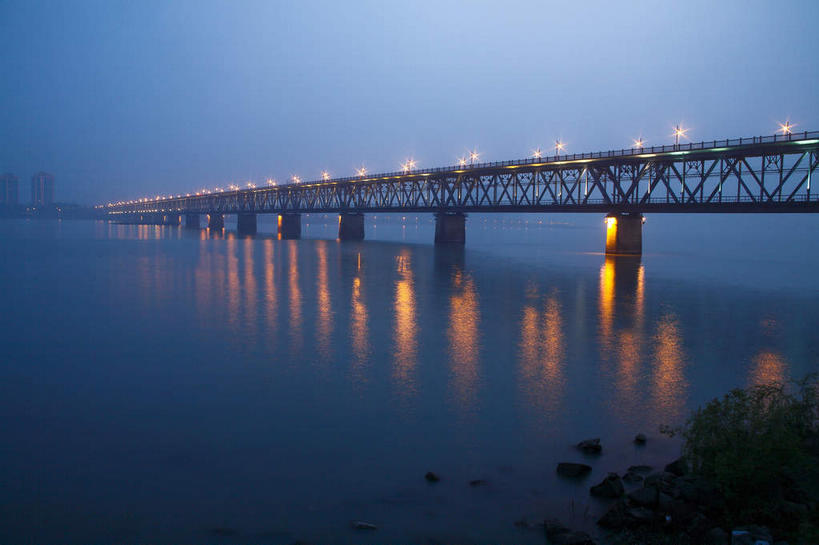 无人,横图,室外,夜晚,正面,旅游,度假,河流,水,标志建筑,大桥,地标,建筑,路灯,桥梁,照明,中国,亚洲,一排,许多,阴影,整齐,并列,并排,光线,影子,河水,水流,桥,灯光,很多,娱乐,建设,浙江,拱桥,灯,浙江省,排列,倒影,享受,休闲,旅游胜地,放松,杭州,悬索桥,照亮,倒映,照明设备,队列,平行,东亚,杭州市,桁架拱桥,中华人民共和国,华东地区,省会,浙,反照,彩图,钱塘江大桥,钱江一桥,钱江大桥